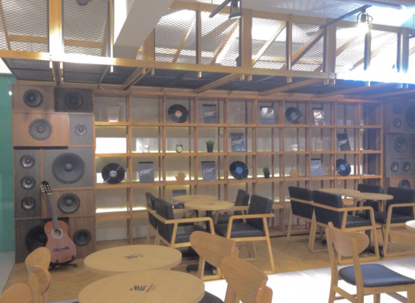 Kafe dengan tema musik dan dekorasi alat musik